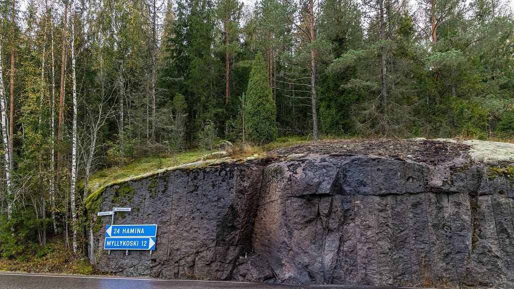 Moottoripyöräilijä törmäsi kuvan kallioseinämään ja menetti henkensä.