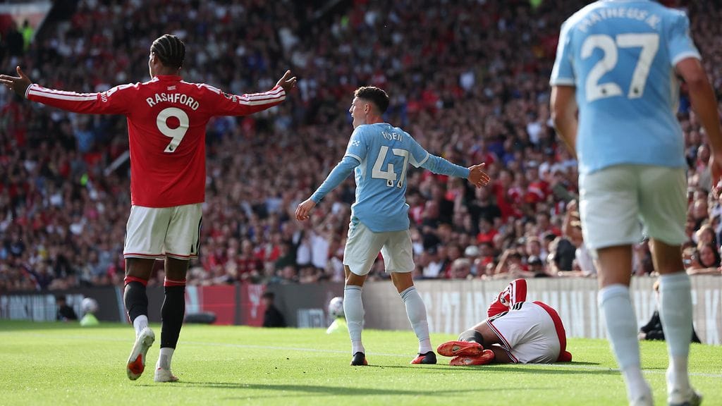 Phil Foden sai punaisen kortin Manchesterin paikallistaistossa.