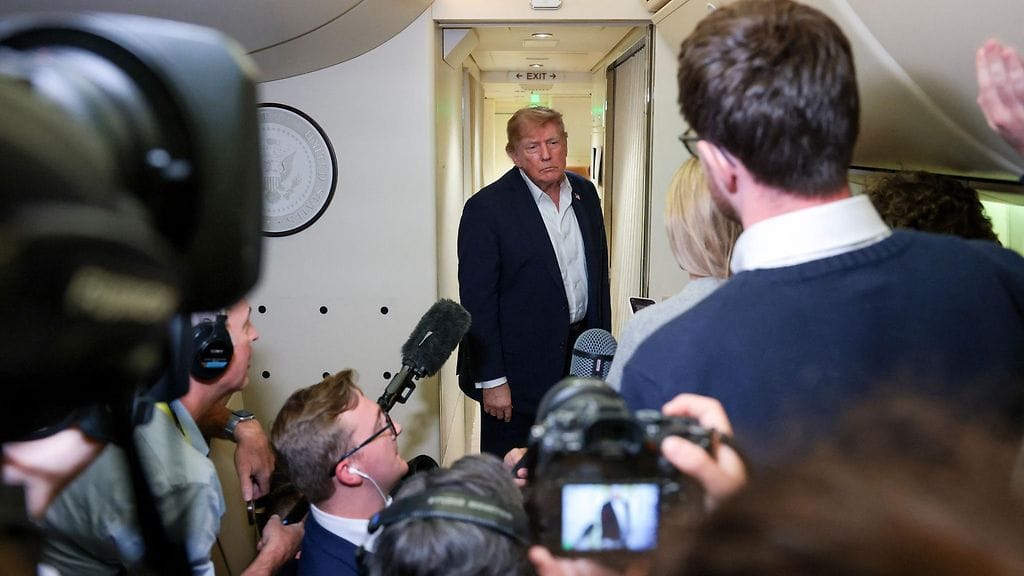 Donald Trump puhumassa lehdistölle Air Force Onen kyydissä 13. syyskuuta 2026.