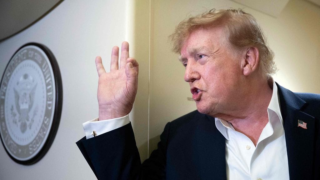 Donald Trump kuvattuna Air Force Onessa 13. syyskuuta 2026.