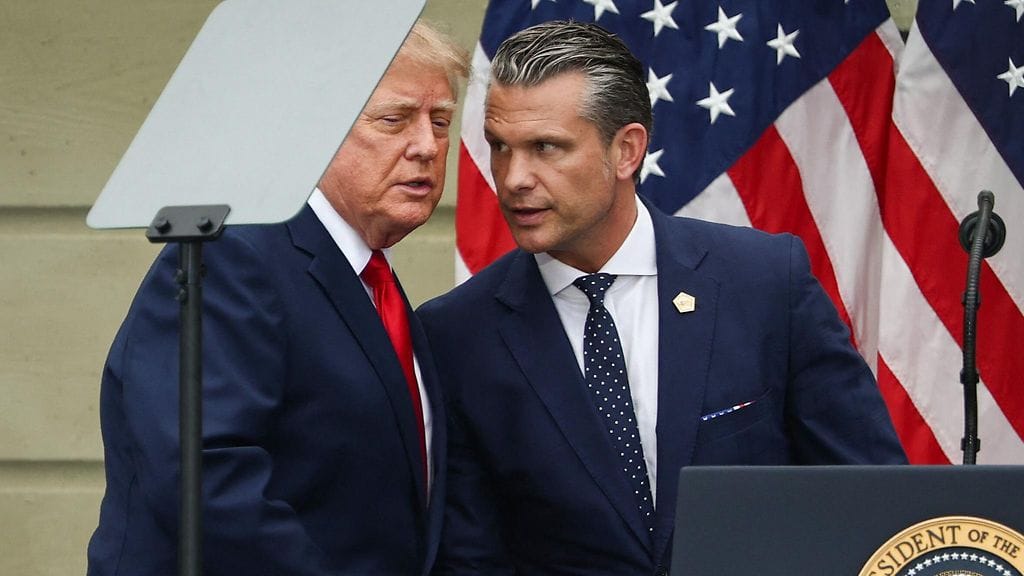 Yhdysvaltain presidentti Trump ja puolustusministeri Pete Hegseth.