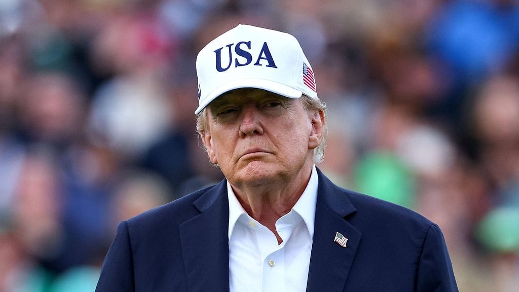 Donald Trump ei ole tyytyväinen Yhdysvaltain korkeimpaan oikeuteen postiäänestyksen rajoittamisen osalta.