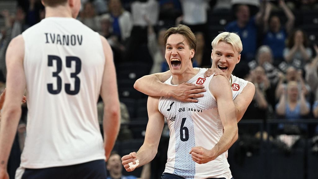 Suomen Petteri Tyynismaa ja Luka Marttila juhlivat. Selin kameraan päin Fedor Ivanov.