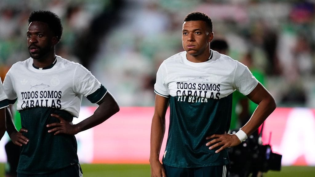 Vinícius Júnior (vas.) ja Kylian Mbappé olivat käärineet tukipaidat rinnan korkeudelle, ettei viesti näkynyt kunnolla.