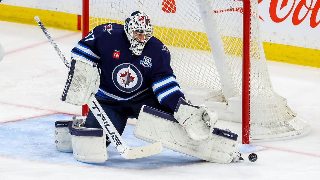 Connor Hellebuyck on lähtökuopissa.