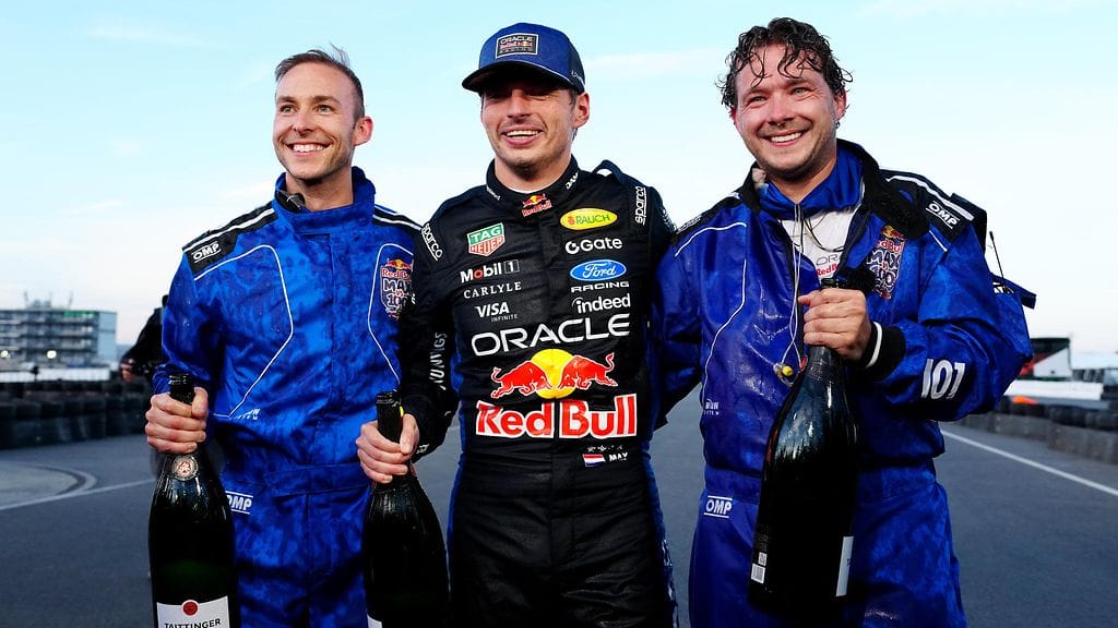 Max Verstappen otti kisan päätteeksi tutun paikan palkintokolmikon keskeltä. Myös Jacky Martens (oik.) ja Lewis Osler ajoivat kolmen sakkiin.