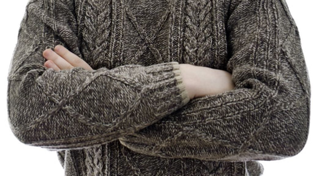 Käsien "lukitseminen" on hyvin yleinen maneeri esiintyessä.