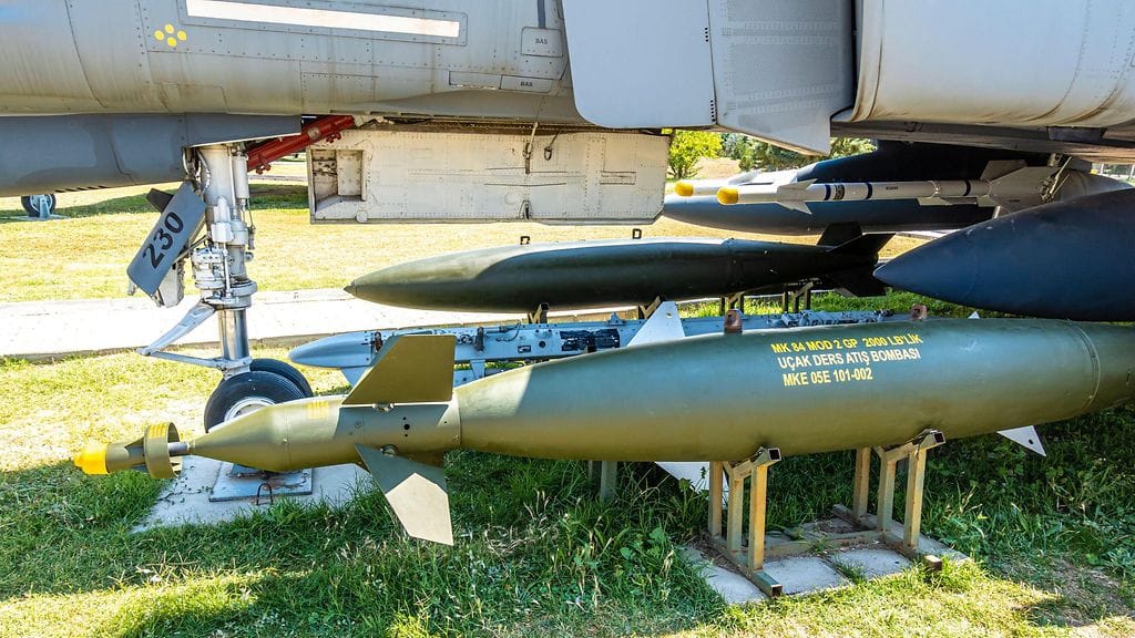 AOP MK 84 pommi 2