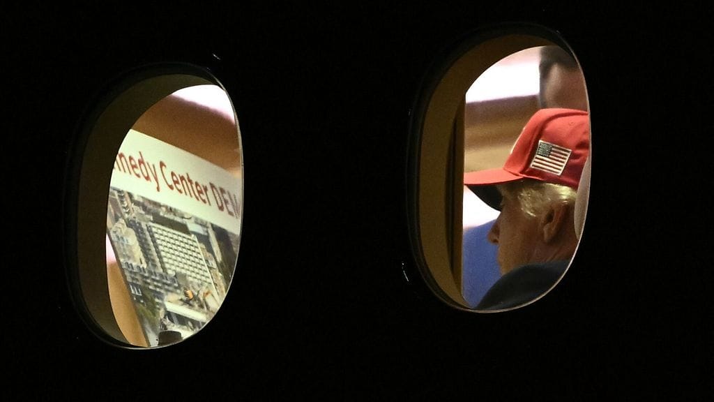 Trump kuvattiin tällä viikolla Air Force One -lentokoneessa tarkastelemassa purkujulistetta.