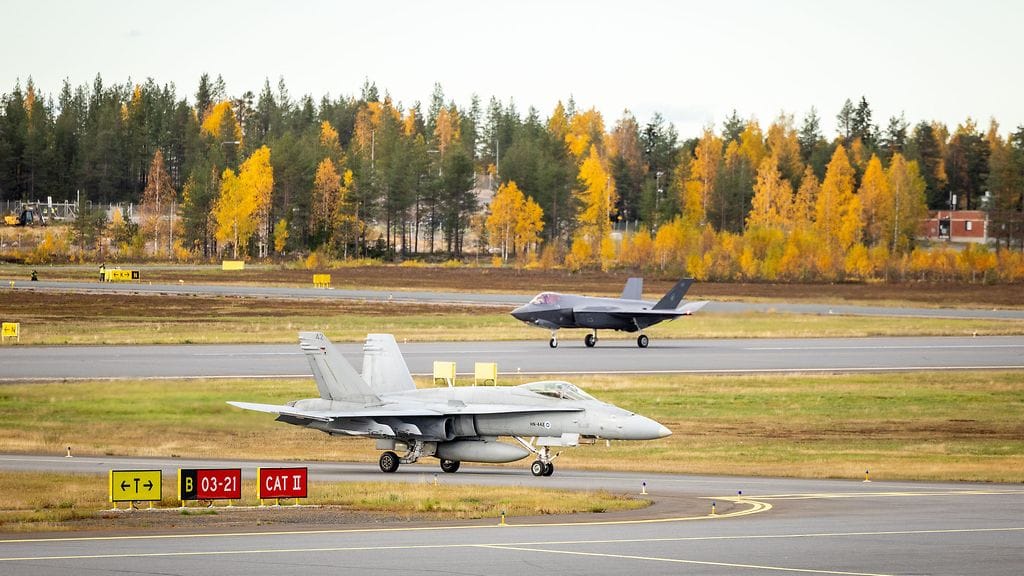 Siinä ne ovat! F-35A ja Hornet rinnakkain. Erot koneiden välillä ovat selviä niin ominaisuuksissa, ulkomuodossa kuin moottoreissa. F-35A-hävittäjä on kuvassa takana, Hornet etualalla.