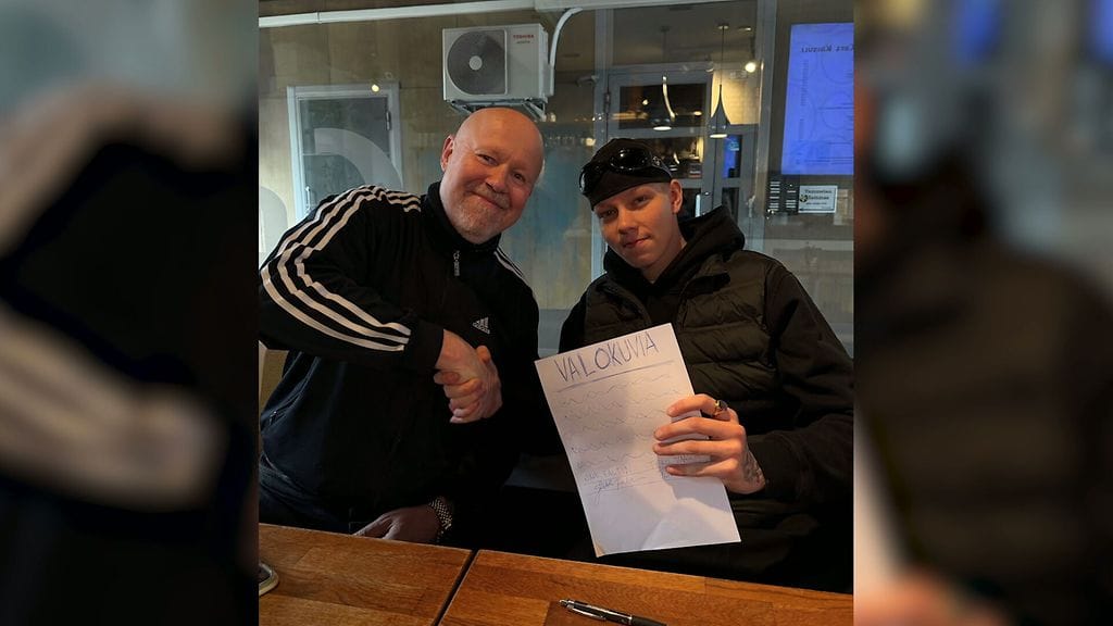 Jami Faltin ja Tero Vaara tekivät ” virallisen” sopimuksen Valokuvien levyttämisestä tamperelaisessa kahvilassa.