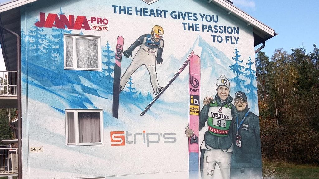 Mäkihyppääjä Antti Aalto on ikuistettu Pyhtäällä sijaitsevan Jana-Pro Sportsin rakennuksen seinään. Reunassa on myös manageri Juha-Vesa Jäntti.
