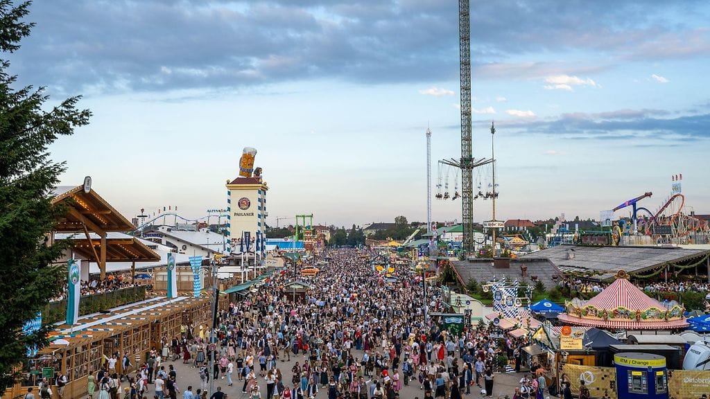 Münchenin Octoberfest -alue kerää joka vuosi miljoonia kävijöitä kahden ja puolen viikon aikana. Kävijäennätys tehtiin vuonna 2003, jolloin 7,2 miljoonaa kävijää kulutti noin 7,4 miljoonaa litraa olutta.