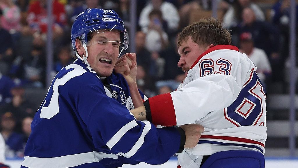 Tätä Montreal Canadiensin Florian Xhekaj'n (oik.) tappelua Toronto Maple Leafsin Marshall Rifaita vastaan Arber Xhekaj seurasi puhelimelta jäähyaitiossa.