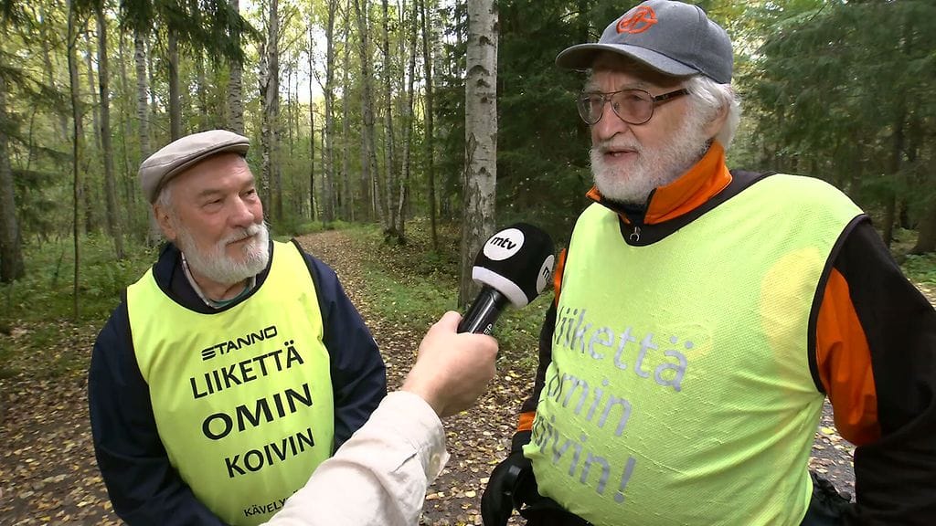 Kävelypässien riveissä kävelyä harrastavat Antti Honkonen ja Pekka Isaksson Huomenta Suomen haastattelussa.