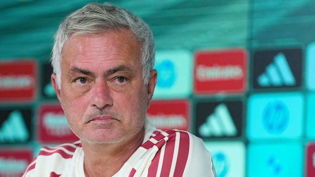 Mourinho kehui joukkueensa esitystä tappiosta huolimatta ja käänsi puheet erotuomareiden toimintaan.