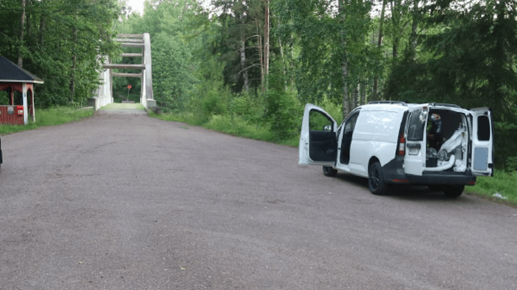 Poliisin saapuessa paikalle mies oli itse jalkeilla autonsa vieressä ja poika oli makuulla ja tajuissaan auton vieressä.