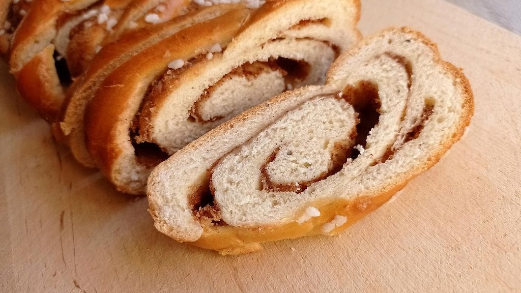 Pulla säilyy parhaiten huoneenlämmössä. Kuivahtaneen pullan voi sen sijaan hyödyntää vaikka rikkaisiin ritareihin!