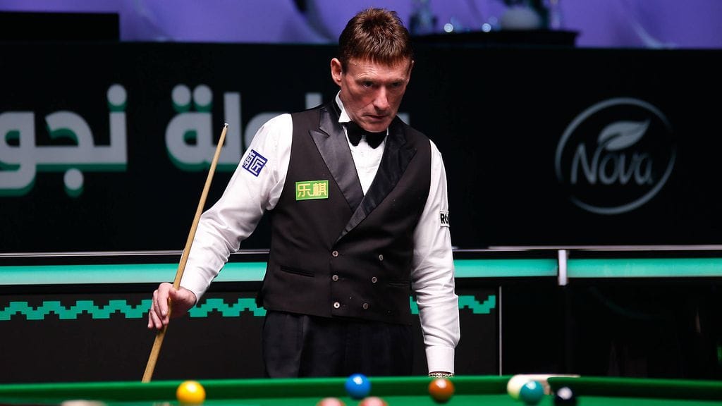 Jimmy White kisapöydän äärellä elokuussa 2025.
