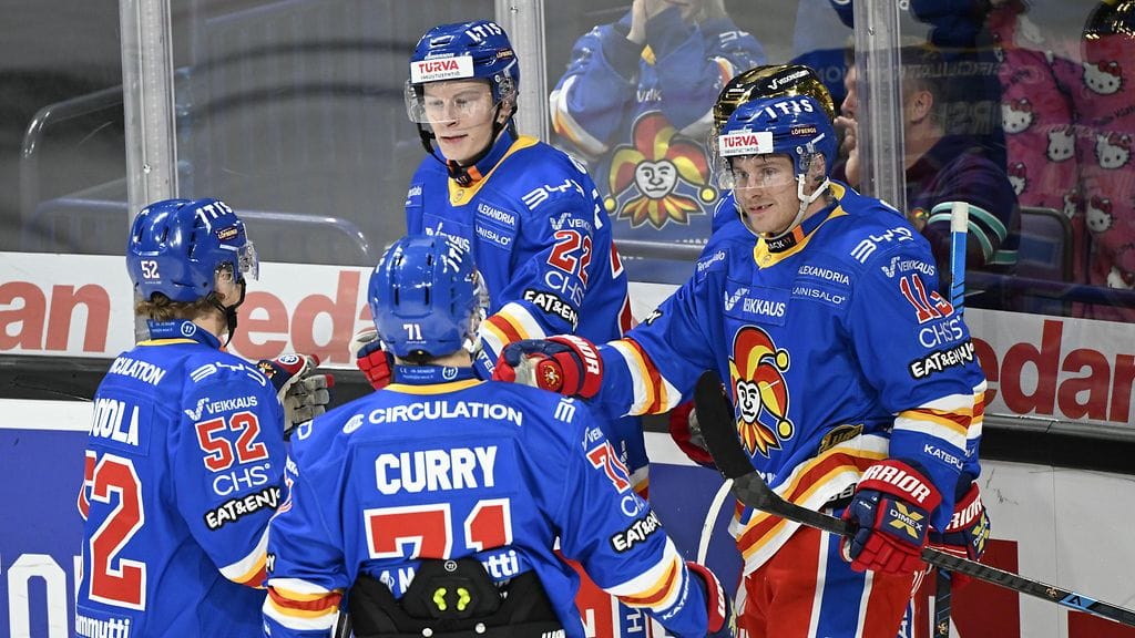 Jokerit laskee lipunhintoja.