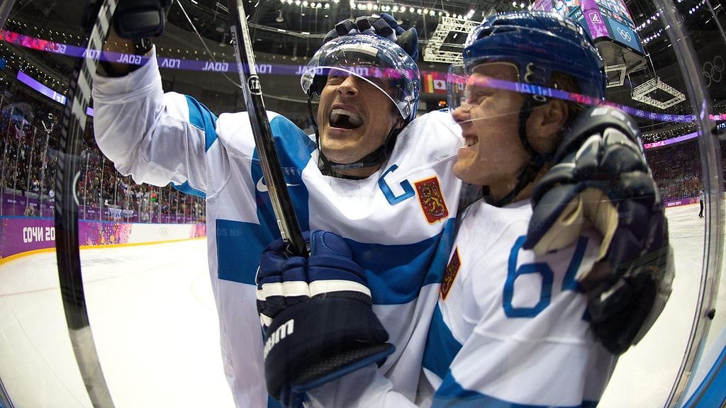 Teemu Selänne (vas.) ja Mikael Granlund juhlivat yhdessä olympiapronssia Leijonissa keväällä 2014. Molemmat on valittu myös Anaheim Ducksin kapteeniksi.