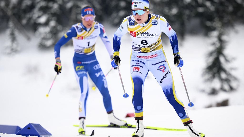 Kerttu Niskanen (vas.) ja Ebba Andersson olivat tuttu taistelupari hiihtoladuilla. Kuva tammikuulta 2023.
