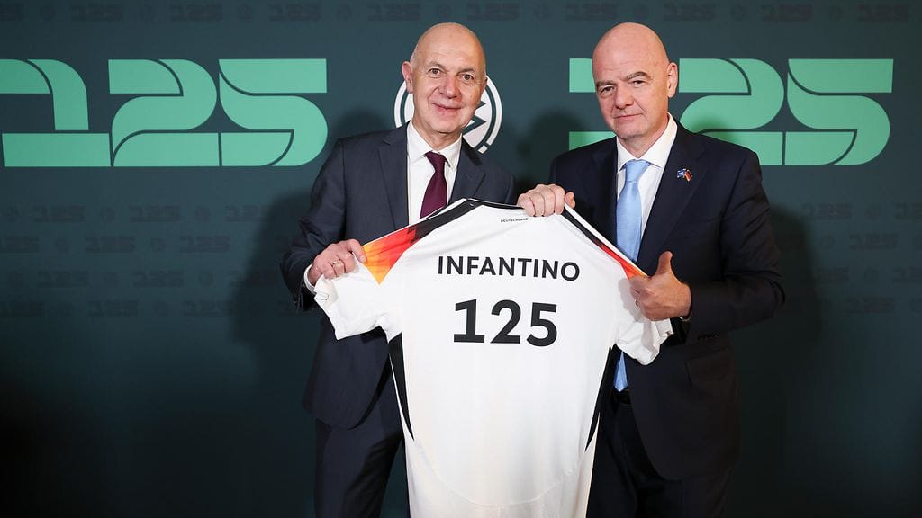 Bernd Neuendorf (vas.) ja Gianni Infantino kuvattiin lämpimissä väleissä vielä Saksan jalkapalloliiton 125-vuotisjuhlissa tammikuussa 2025.