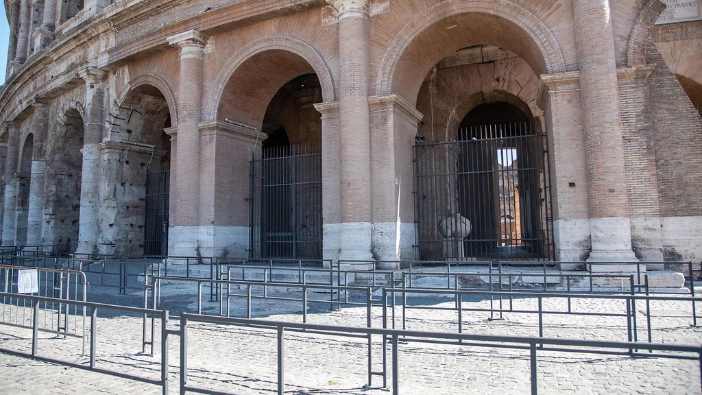 Colosseumin jono ammotti tyhjyyttään keskiviikkona Roomassa, sillä paikka suljettiin työntekijän kuoleman vuoksi.