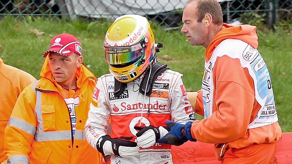 Ratavirkailijat auttavat Lewis Hamiltonia Belgian GP:n ulosajon jälkeen