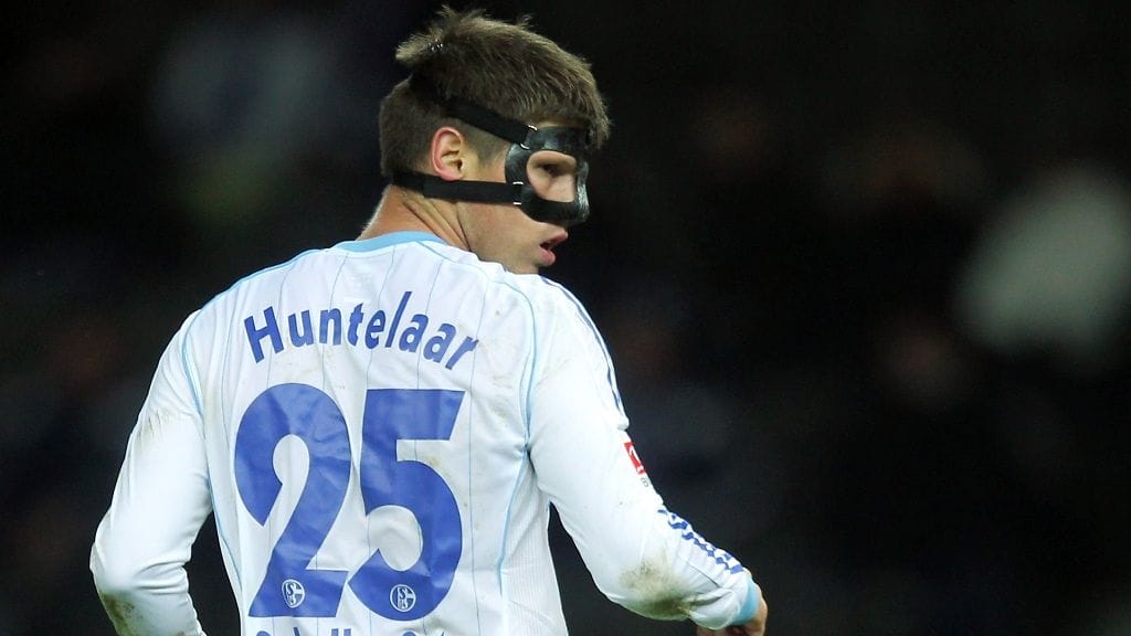 Hollantilaiskärki Klaas-Jan Huntelaar nauttii pelaamisesta Teemu Pukin kanssa.