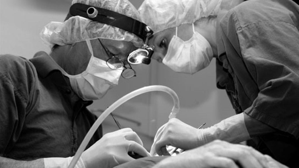 Ulkomaiselle halpaklinikalle lähteminen voi tulla odotettua kalliimmaksi. Kuvituskuva.