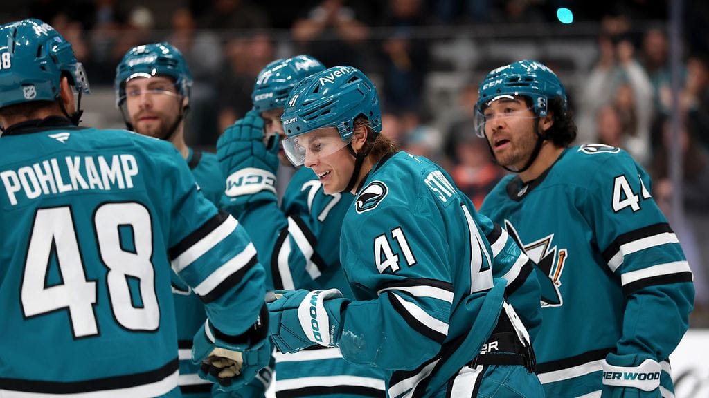 Ivar Stenberg hurjasteli hattutempun Anaheim Ducksin verkkoon.