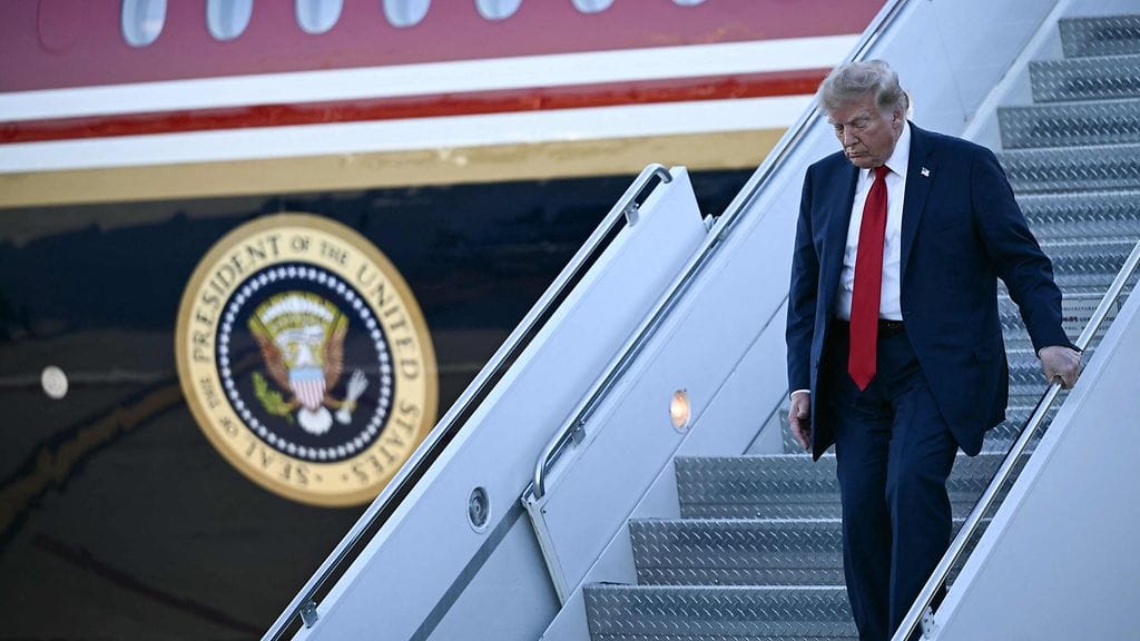 Donald Trump poistumassa Air Force Onen kyydistä 16. syyskuuta 2026.