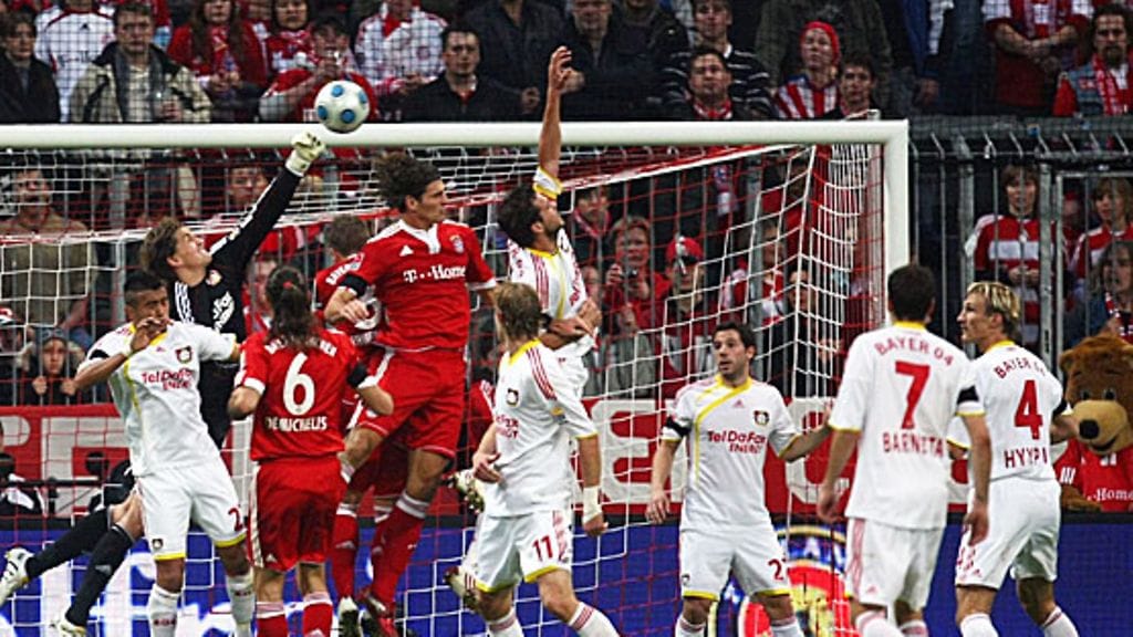 Leverkusenin Rene Adler nyrkkeilee palloa Bayern-ottelussa. Kuva: Alexander Hassenstein/GETTY.