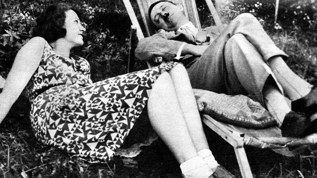 Adolf Hitler yhdessä sisarpuolensa tyttären, Angela "Geli" Raubalin kanssa vuonna 1930.