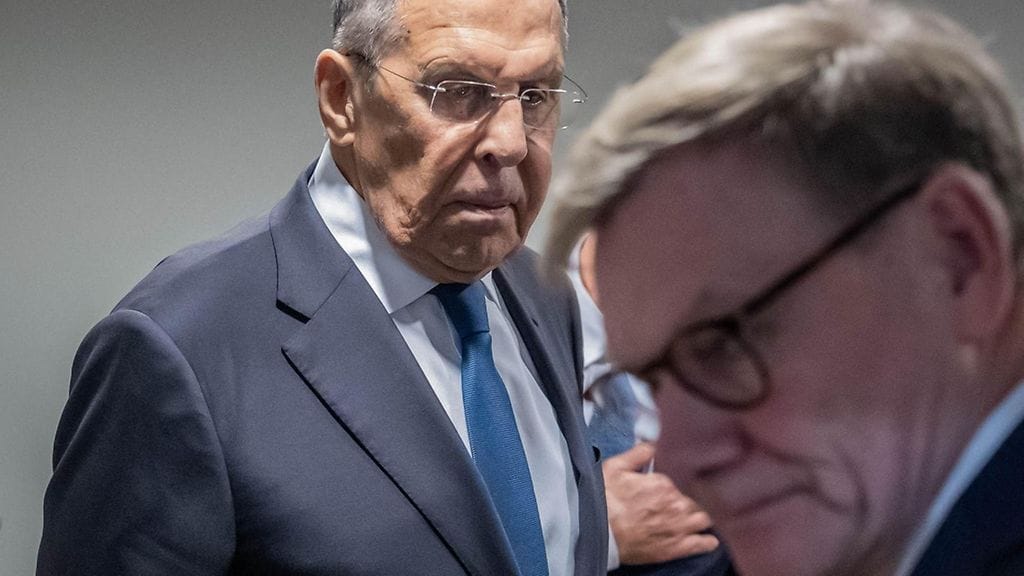 Venäjän ulkoministeri Sergei Lavrov (vasemmalla) ja Saksan ulkoministeri Johann Wadephul (oikealla edessä)
