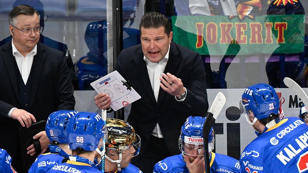 Juuso Hahl (vas.) nousee Jokerien päävalmentajaksi Tomek Valtosen jouduttua lähtemään.