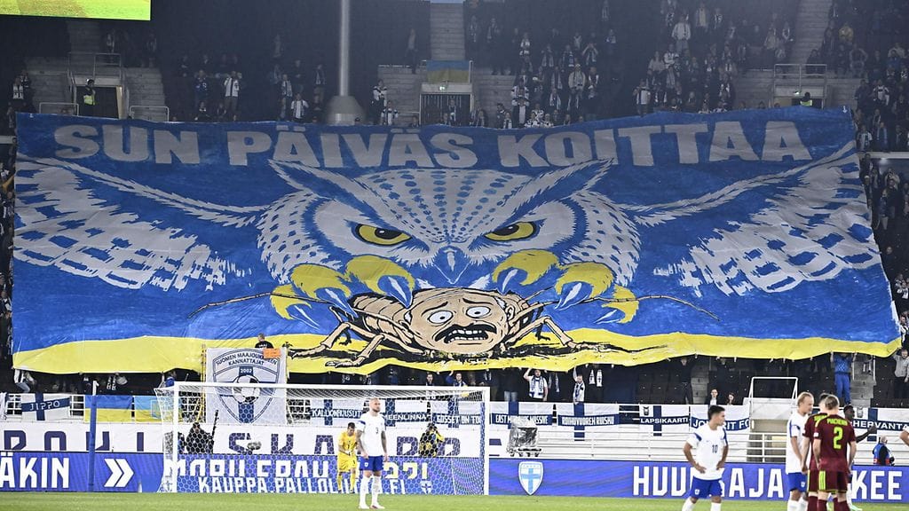 Tällaisen tifon Suomen fanit levittivät katsomoon Helsingin Olympiastadionilla.