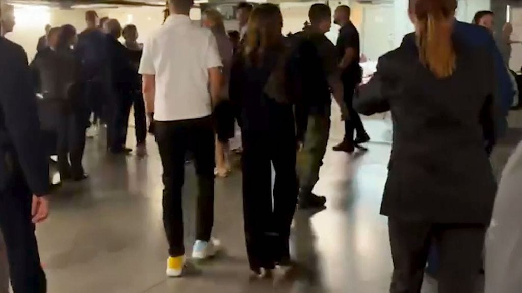 Presidentti Alexander Stubb esiintyi Ukrainassa sinikeltaisissa lenkkareissa.