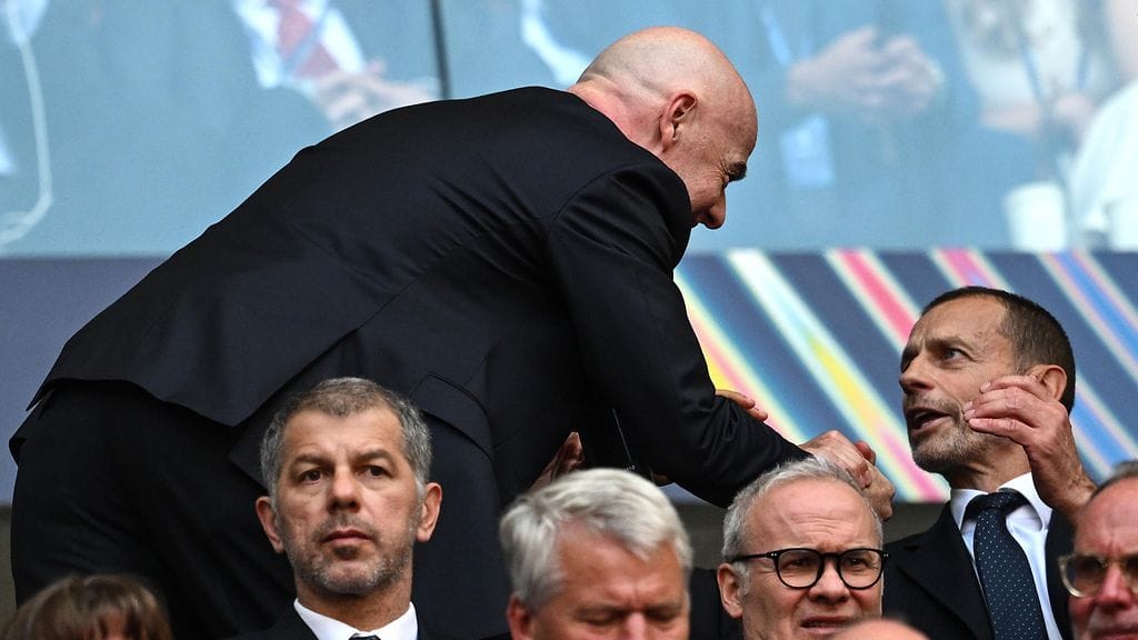 Gianni Infantino (vas.) kätteli vielä toukokuussa Mestarien liigan finaalissa Ceferiniä rauhallisemmissa tunnelmissa.