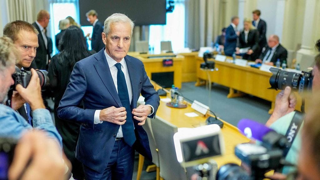 LK 30.9.2026 Norjan pääministeri Jonas Gahr Støre saapui tarkastus- ja perustuslakivaliokunnan avoimeen kuulemiseen Osloon, jossa käsiteltiin Norjan ulkoministeriön toimintatapoja sekä Jeffrey Epsteinin verkostoa Norjassa.