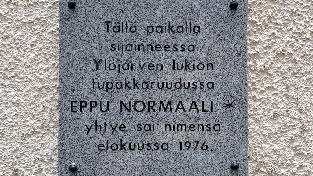 Eppu Normaali sai muistolaatan ylöjärveläiskoulun seinään.