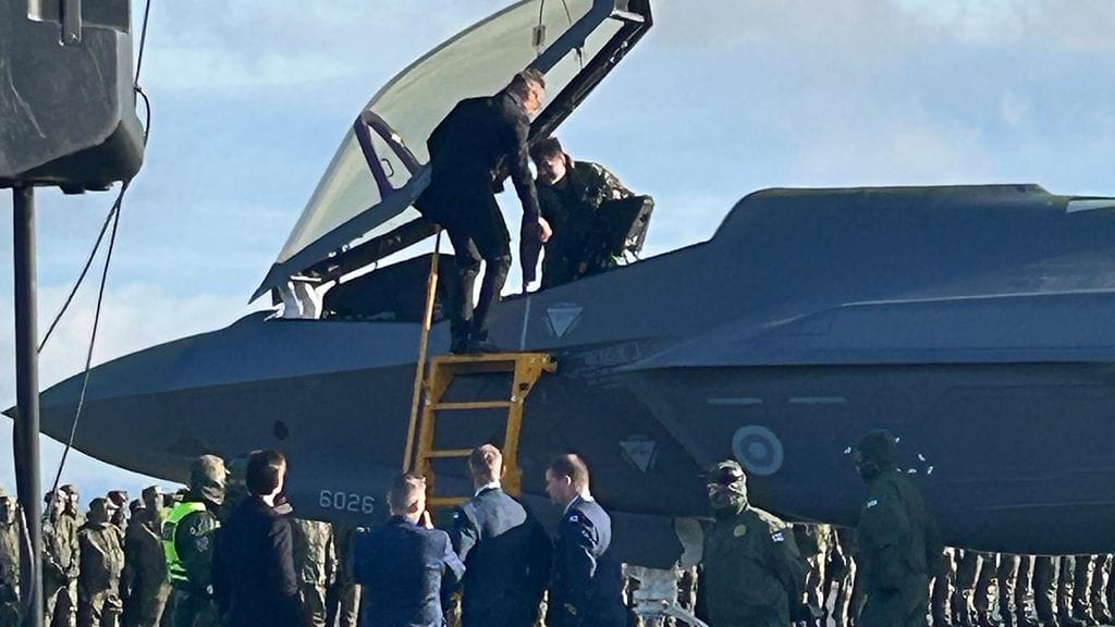 F35 Rovaniemellä Stubb kiipesi ohjaamoon