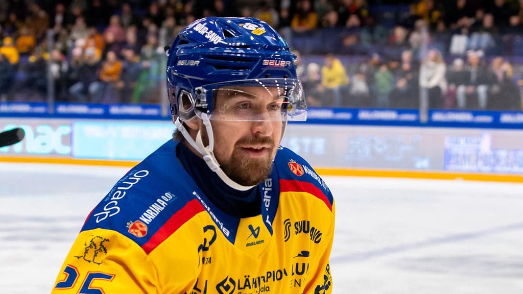 Pekka Jormakka pukee jälleen Jukurien nutun ylleen.