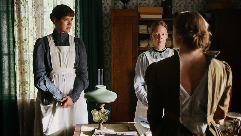 Iso-Greta (Krista Kosonen) ja Sofia (Alma Pöysti) sekä Amanda (Marketta Tikkanen)