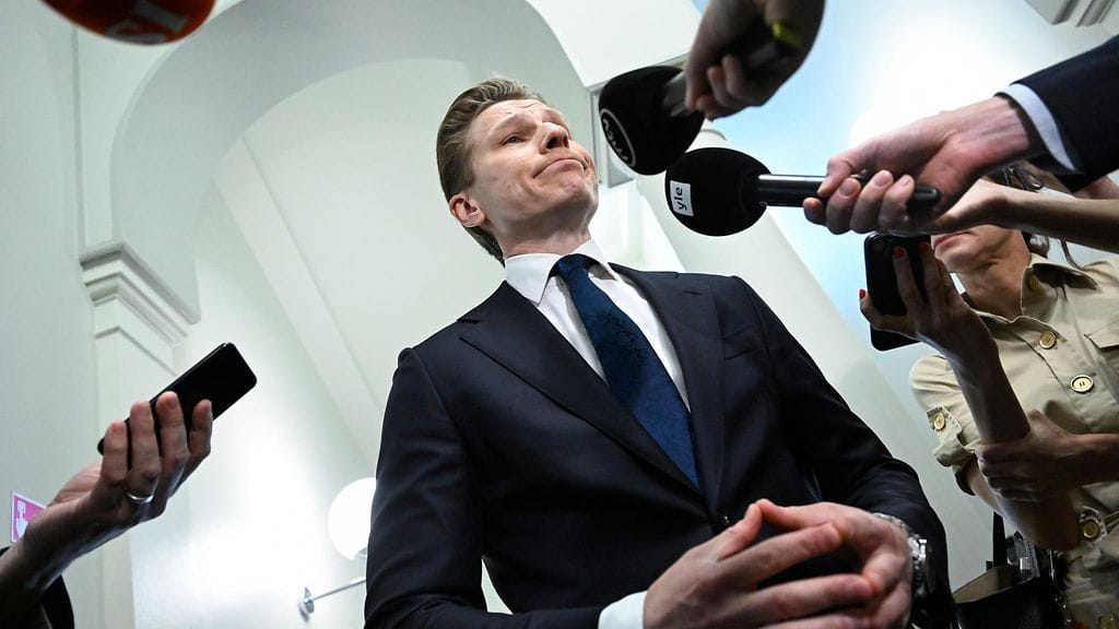 Puolustusministeri Antti Häkkänen median edessä 4. syyskuuta 2026.