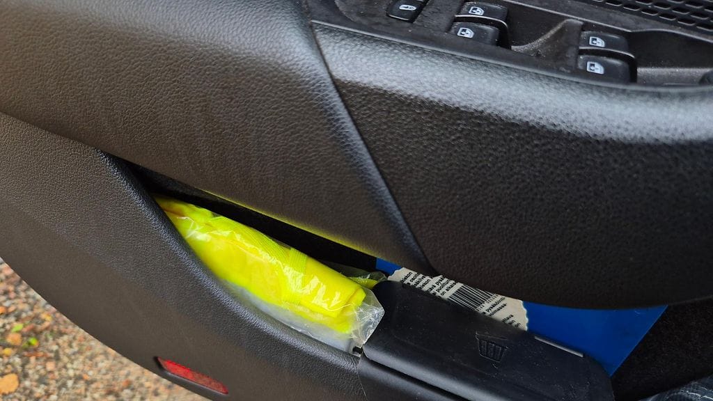 Autoon on syytä varata heijastinliivit kuljettajalle ja kaikille matkustajille. Ovilokeroista ne ovat nopeasti saatavilla ja päälle puettavissa jo ennen autosta poistumista.