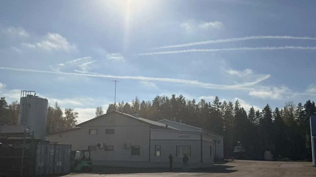 Pamauksen jälkeen taivaalla näkyi hävittäjien vanoja.