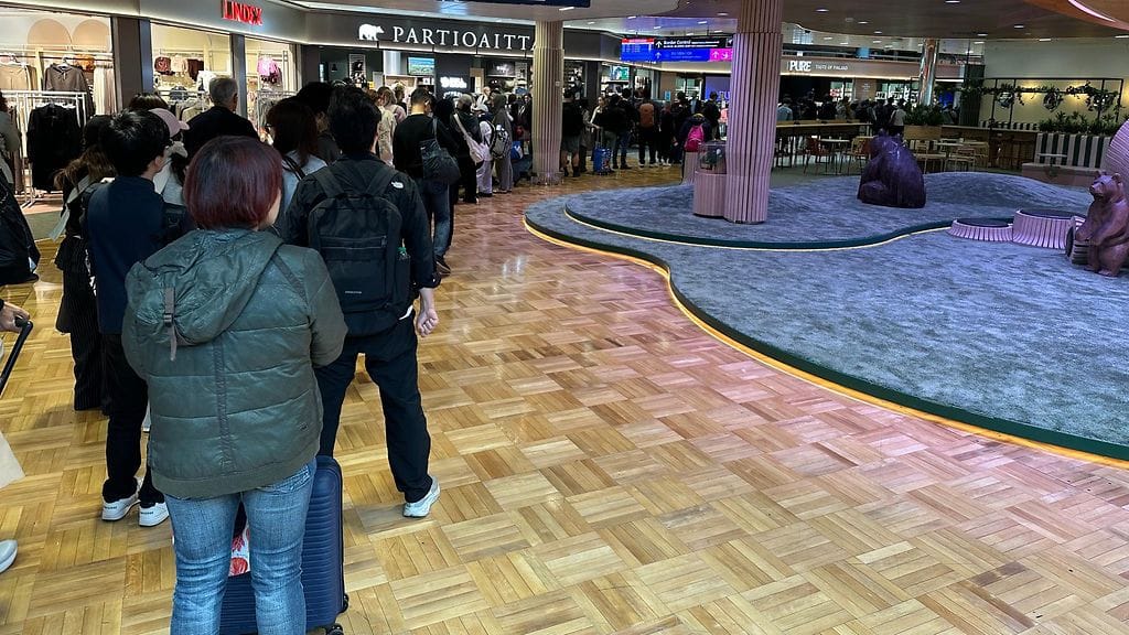 Rajatarkastukseen oli ruuhkaa perjantaina Helsinki-Vantaan lentokentällä.