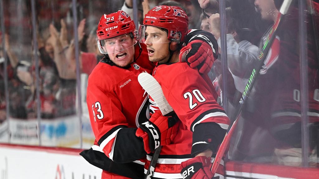 Sebastian Aho viimeisteli Carolina Hurricanesin kauden avausmaalin.